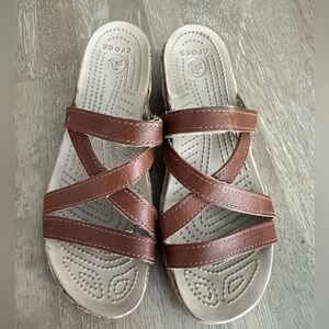 Crocs Sandals Womens 8 Leigh Ann Mini Wedge Brown Leather Strappy Slides Casual